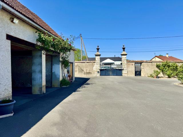 A vendre maison et grange à serbannes 03700