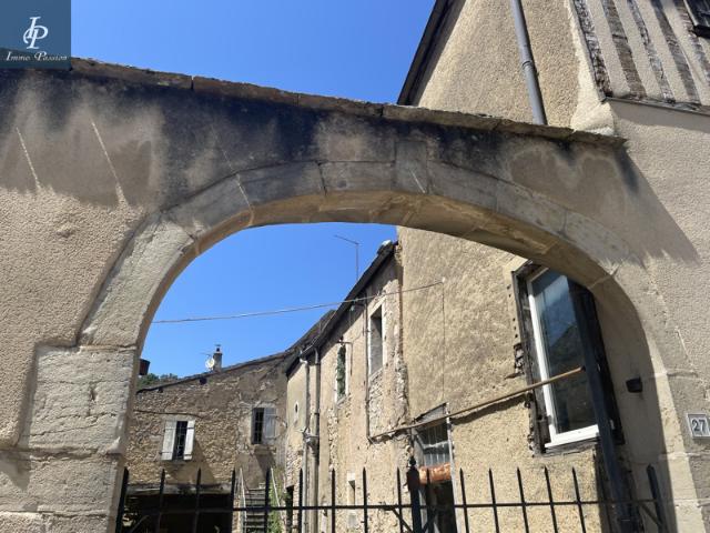 A VENDRE Maison et dépendances en pierre à rénover à CHAMB