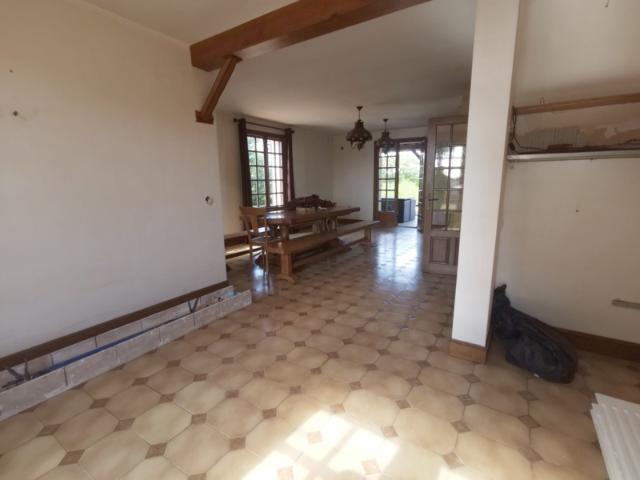 À Vendre: Maison Familiale avec Grand Terrain Attenant