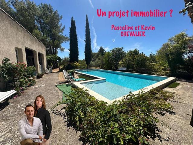 À vendre: Maison familiale avec piscine, jardin et vue imprenable à La Tour d'Aigues