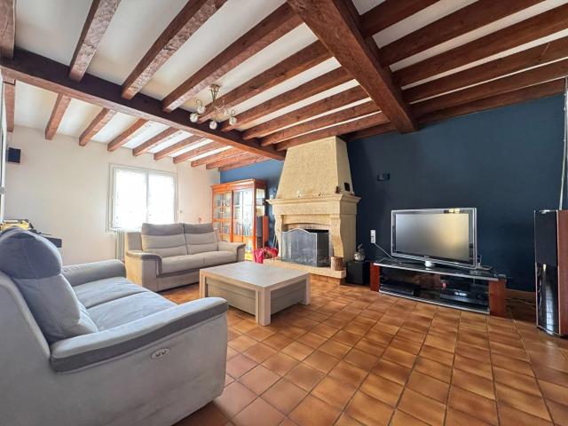 A VENDRE MAISON FAMILLIALE DE 5 CHAMBRES AVEC GRAND TERRAIN AUX