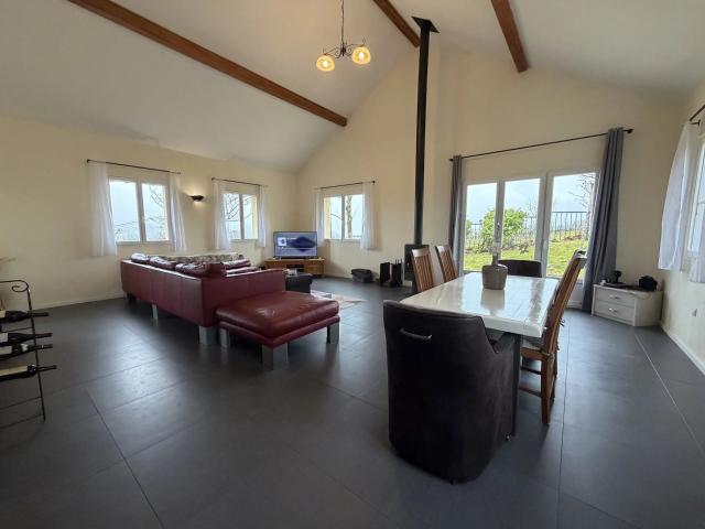 À vendre: Maison moderne avec potentiel de gîte et vue panorami