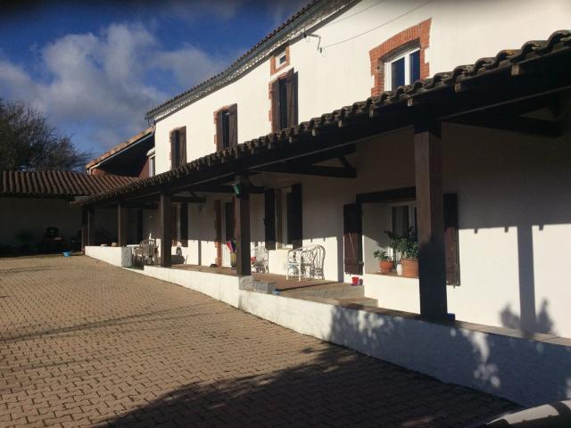 A Vendre Maison + Studio + Garage Sur Terrain 3000m2 Proche. 280m² Saint Gaudéric