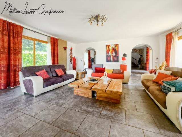 À vendre Maison T9 familiale contemporaine de 313 m² – Construction traditionnelle de 2011 – 7 chambres – Terrain clos de 2 874 m² SAINT PIERRE DE COLE 24