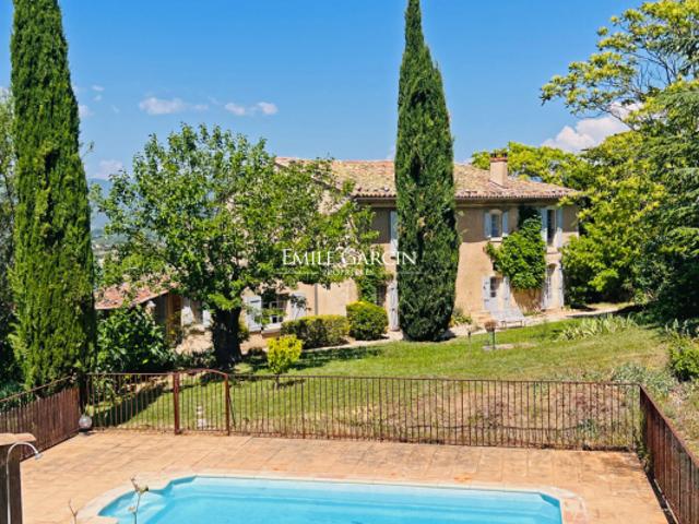 A vendre Mas ancien avec piscine et terrain de 1,2 hectare