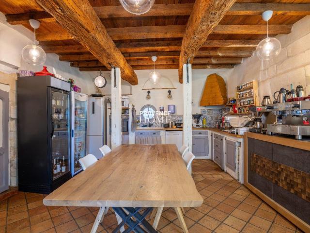 A Vendre Mas Avec Nombreuses Dependances Et Espace Balneo. 256m² Avignon