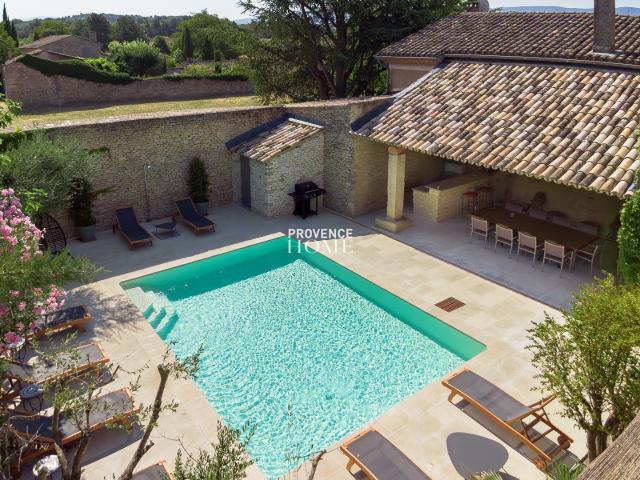 A Vendre Mas De Hameau Avec Piscine Mariant Elegance Et Auth. 258m² Gordes