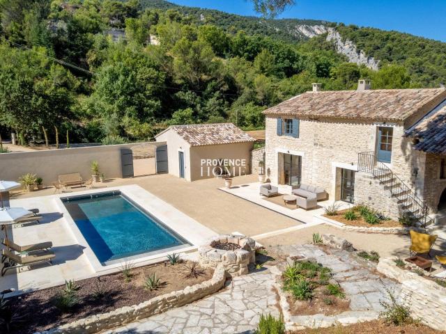 A Vendre Mas Du 19E Siecle Rénové Avec 4 Suites, Piscine Et. 221m² Oppède