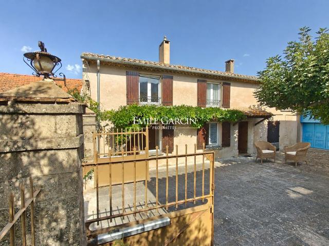 A vendre, Mas en pierre à rénover avec dépendances sur 2 hec. 400m² Taillades