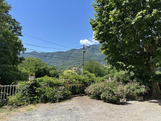 À vendre, moitié droite d’une magnifique maison de maître avec garage et jardin
