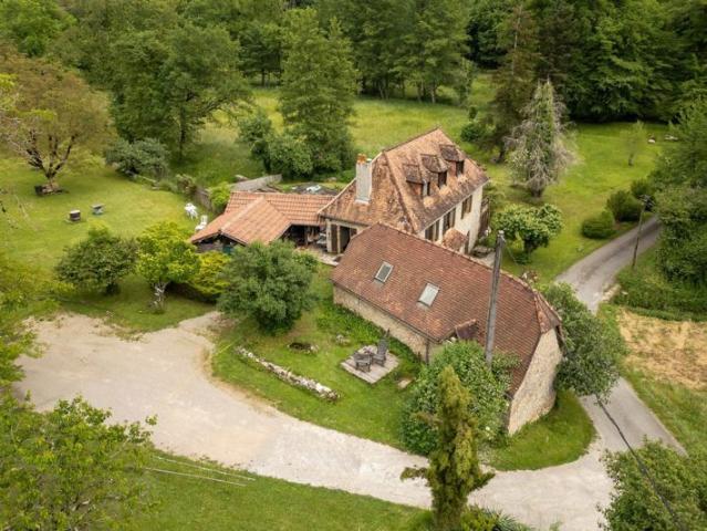 Moulin à eau de charme du XVIe siècle en Corrèze, cadre exceptionnel et potentiel rare