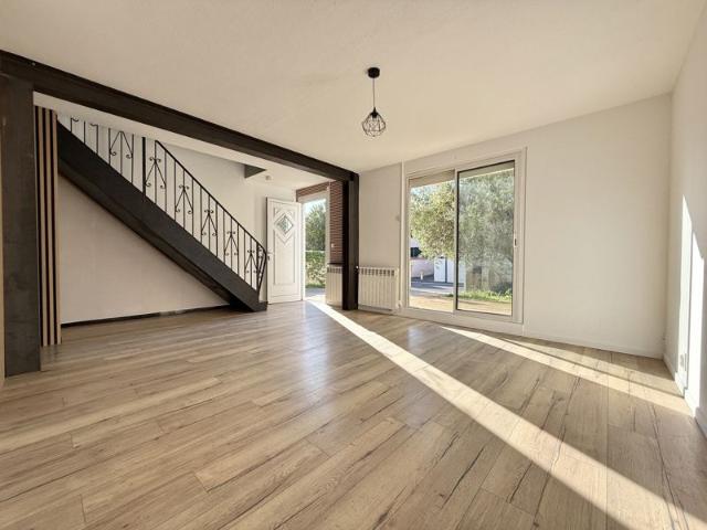 À vendre par Manon POUS Dr House Immo Maison 3 faces d'environ 117,5 m² habitables, 4 chambres, jardin piscinable et stationnements Secteur calme de Saint Estève