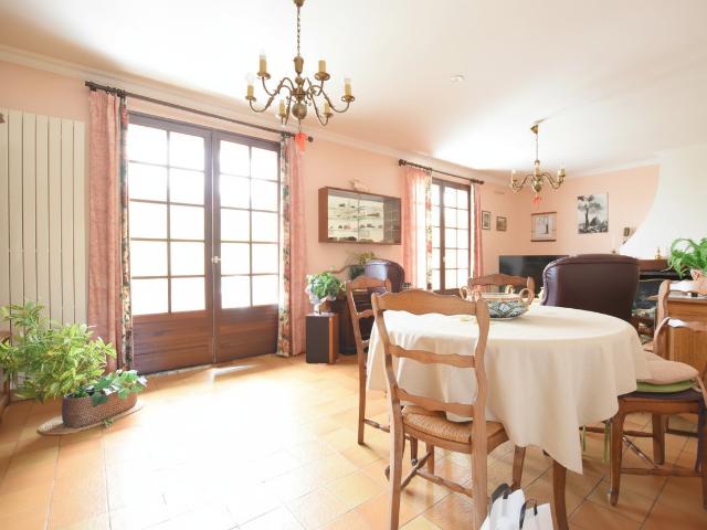 À VENDRE PLAIN PIED 120 m2 4 CHAMBRES SOUS SOL TOTAL TERRAIN 1 600 m2 LISIÈRE FORÊT