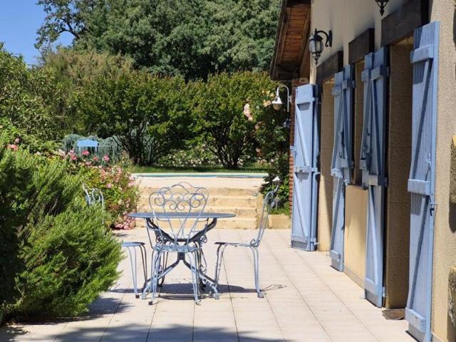 À vendre, proche Castelnau Magnoac Hautes Pyrénées: Belle maison gasconne rénovée avec palier en mezzanine, terrasses d'été, atelier/garage et piscine, situé dans un jardin de 7 679 m² avec une vue sur les montagnes et la campagne