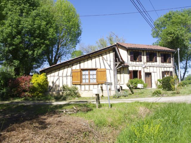 à VENDRE proche Aignan 32, propriété de charme sur 3646 m² de terrain avec piscine et Gîte séparé