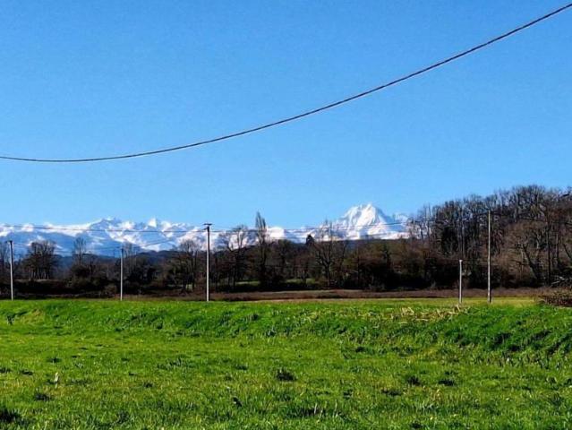 À vendre, proche de Castelnau Magnoac Hautes Pyrénées Maison individuelle de 4 chambres avec piscine, grange/atelier, jardin et terrain boisé de 30 900 m² 3 hectares. Superbe vue sur les montagnes et à proximité de ville