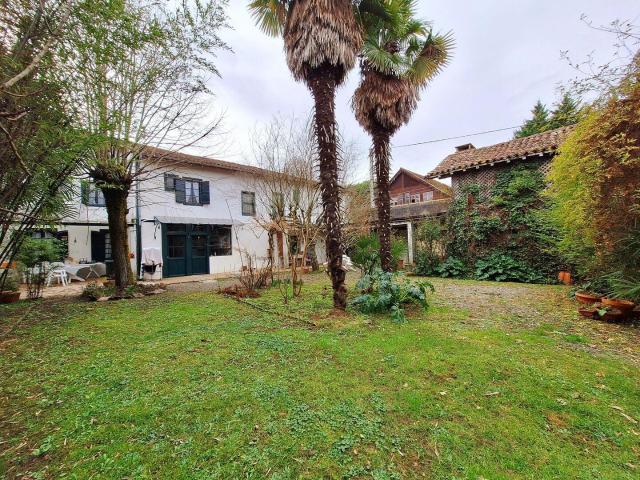 A vendre, proche de Galan, Hautes Pyrénées: deux maisons de. 310m² Recurt