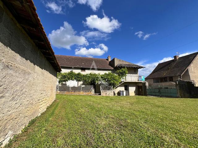 A vendre, proche de Saint Gengoux le National Ancienne ferme a rénover avec nombreuses dépendances et terrain constructible