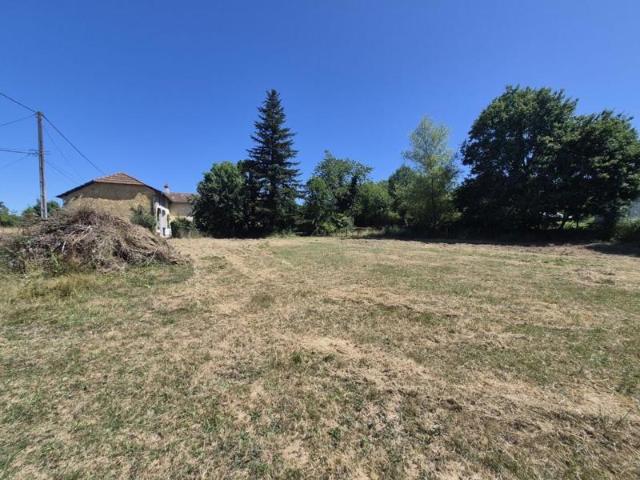 À vendre, proche de Tarbes Hautes Pyrénées: maison de plain pied ancienne fermette à rénover avec grenier, garage, cour privée et jardin 1.856m². Cadre paisible dans un hameau rural