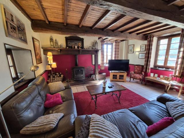 À vendre, proche de Trie sur Baïse: Charmante maison gasconne des années 1860 avec gîte, atelier, hangar/grange et grenier, située dans un jardin paysager de 2 109 m2. Situation rurale paisible