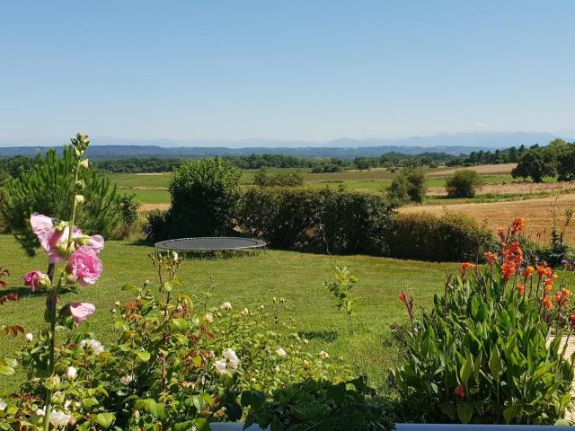 À vendre, proche de Trie sur Baïse Gers Charmant chalet. 140m² Montaut