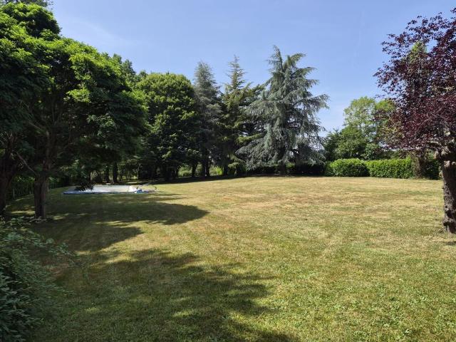 À vendre, proche de Trie sur Baïse Hautes Pyrénées: Villa 5 chambres avec sous sol, garage et piscine, nichée au cœur d'un jardin paysager de 8 531m² – emplacement calme à quelques pas du centre ville