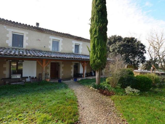 A vendre, proche Jégun, Gers: Jolie maison en pierre en très bon état, à la campagne au calme, 3 chambres, grand jardin et dépendances. 15 minutes d'Auch
