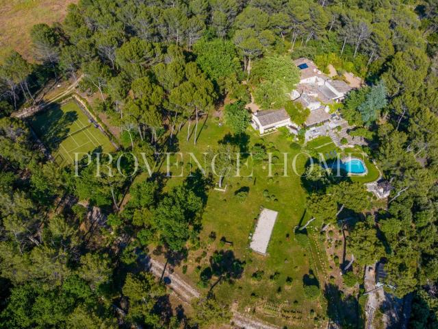 A Vendre Propriété D’Exception Avec Vue Panoramique, Tennis. 500m² Ménerbes