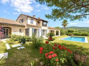 À vendre, propriété de charme en pierre avec vue dégagée et piscine, à proximité de Mougins et du golf de Saint Donat
