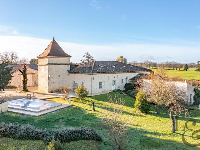 A vendre propriété en pierre d'environ 334 m² habitables 334m² Dolmayrac