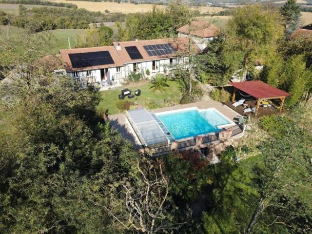 À vendre secteur de Vic Fezensac: Superbe vue sur les Pyrénées pour cette propriété magnifiquement entretenue avec piscine, chauffage au sol et panneaux photovoltaïques. Jardin arboré et dépendance