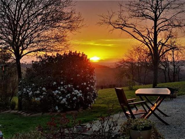À vendre secteur de Vic Fezensac: Superbe vue sur les Pyrénées pour cette propriété magnifiquement entretenue avec piscine, chauffage au sol et panneaux photovoltaïques. Jardin arboré et dépendance