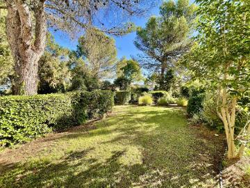 À vendre Ravissant bastidon rénové avec jardin et terrasse privative sur le golf de pont royal à Mallemort
