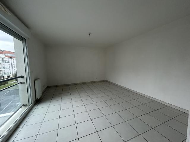 A VENDRE REIMS GARE CENTRE TGV RESIDENCE 2013 APPARTEMENT TYPE 2 + BALCON + PARKING COUVERT