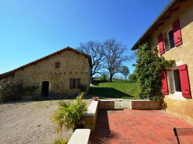A vendre, secteur de Vic Fezensac, Gers: Ensemble immobilier avec maison 4 chambres entièrement rénovée, plusieurs autres bâtiments avec toitures neuves idéal gîte ou logement famille, piscine et jardin de 3 795m²