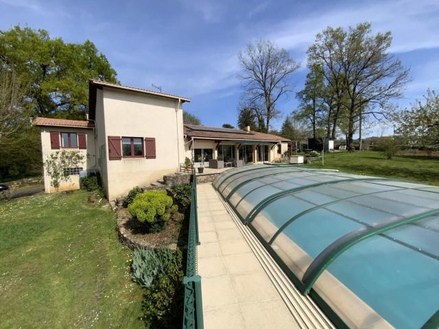A vendre secteur Gramat, pavillon T7, 4 chambres, terrain 2. 176m² Gramat