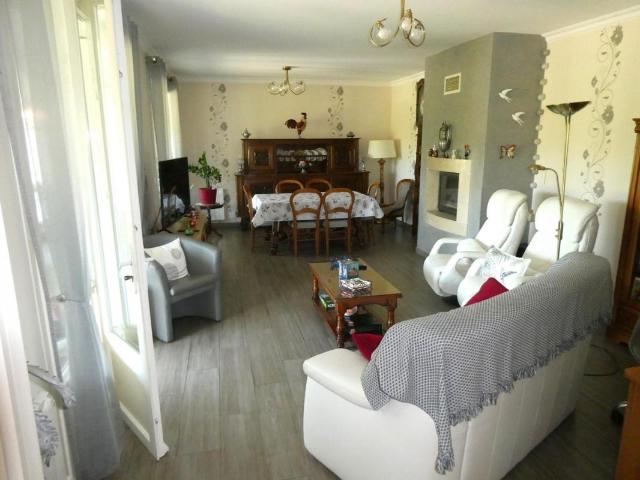 A vendre secteur LACAPELLE MARIVAL 46120 maison de bourg 10 pièces 4 chambres avec grand jardin, garage et dépendance