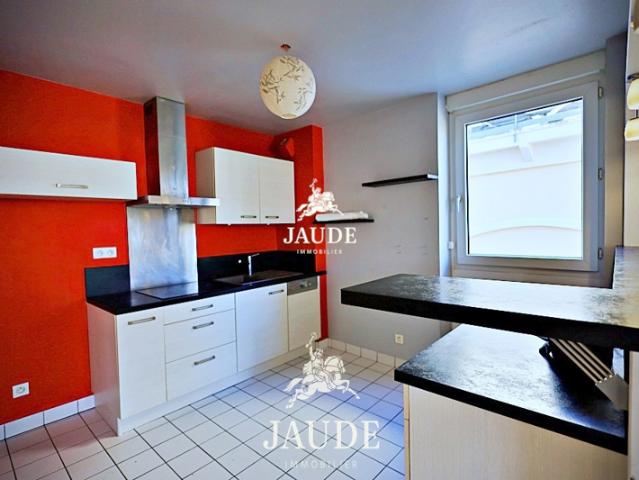 A VENDRE SPACIEUX APPARTEMENT PLACE DE JAUDE
