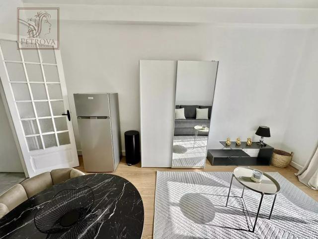 A VENDRE STUDIO AVEC BALCON CARRE D OR