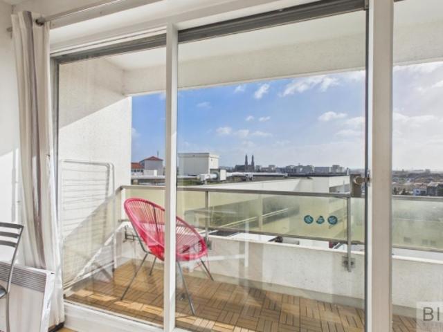 A vendre studio vide avec balcon orienté Sud Est