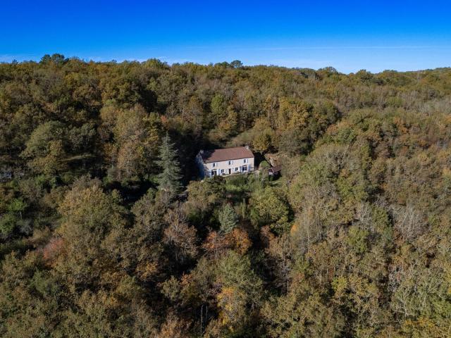 À vendre – Superbe maison en pierre de 5 chambres avec grand. 267m² Puy l'Evêque