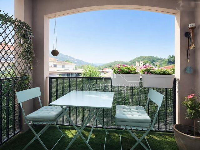 A Vendre Superbe 3 Pieces Renove Dernier Etage Place Des P. 65m² Châteauneuf Grasse