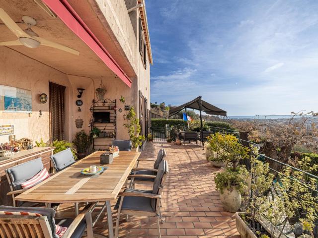 A vendre sur la Côte d'Azur, jolie maison provencale mitoyen. 134m² Cagnes sur Mer