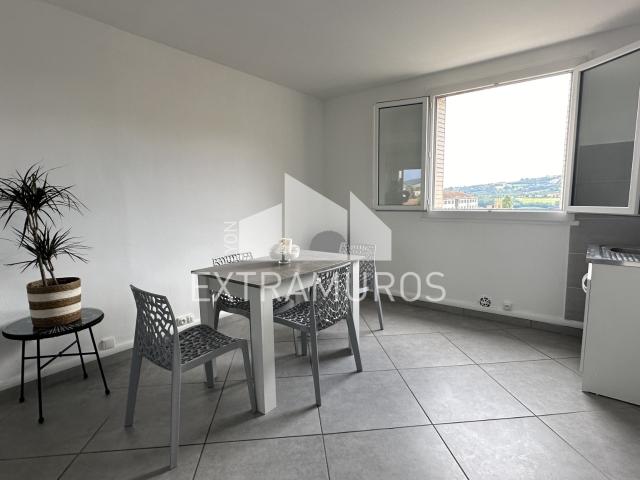 A VENDRE SUR LES HAUTEURS DE L'ARBRESLE AGREABLE APPARTEMENT AU DERNIER ETAGE DE TYPE 3 AVEC BALCON ET GARAGE