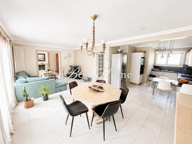 A VENDRE SUR NÎMES Maison de plain pied de type 5 avec pisci