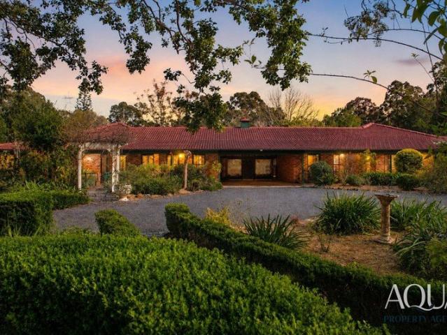 A Versatile Country House That Knows How to Make an Entrance