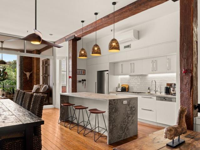 A VERSATILE RESIDENCE IN THE DAKOTA WOOLSTORE