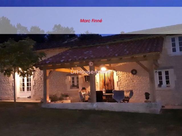A Verteillac, Dordogne, Maison T5 en pierre de + 135 m² rénovée et restaurée 2015, avec piscine et terrain de + 2000 m² sans aucun vis à vis