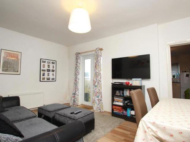 A very well presented 2 bedroom house in Bedminster. The house is only a short walk from Parsons Street train station as well as being walking distance to the town centre. This property would be ideal for a couple or family, available in October. Furnished. EPC D