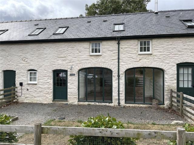 A very well presented mid terrace barn conversion with three bedrooms including one en suite, and spectacular views over towards the Carneddau mountain range